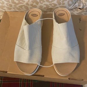Beige open toe shoe